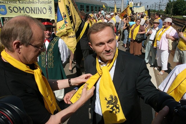 Kilka lat temu Kaszubów gościła Gdynia. Czy Jacek Karnowski podobnie jak Wojciech Szczurek (na zdjęciu) dostanie kaszubski szalik?