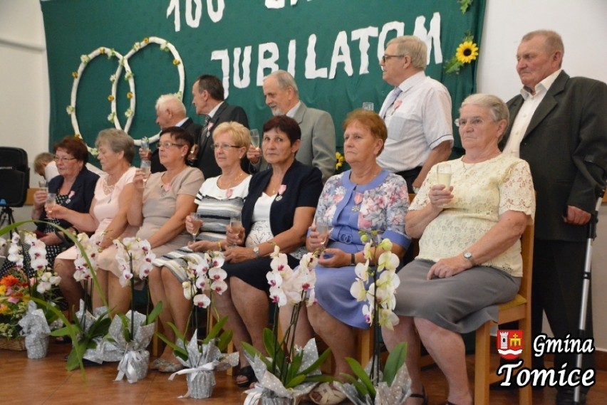 Tomice. Nagrodzili osiem par małżeńskich z najdłuższym stażem