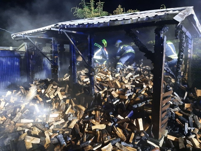 Gmina Choczewo. Płonęła szopa z drewnem w Ciekocinku. Mogło się skończyć znacznie gorzej, gdyby nie szybka interwencja strażaków | ZDJĘCIA