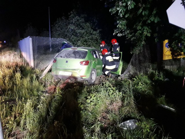 Wypadek w Dąbrowicach zdarzył w sobotę, 12 maja, około godziny 21.45. Jedna osoba została odwieziona do szpitala.