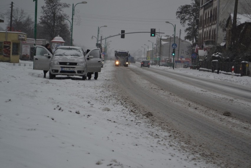 Kolejny atak zimy w powiecie lublinieckim. Uważajcie! Biało i ślisko na drogach oraz chodnikach ZDJĘCIA