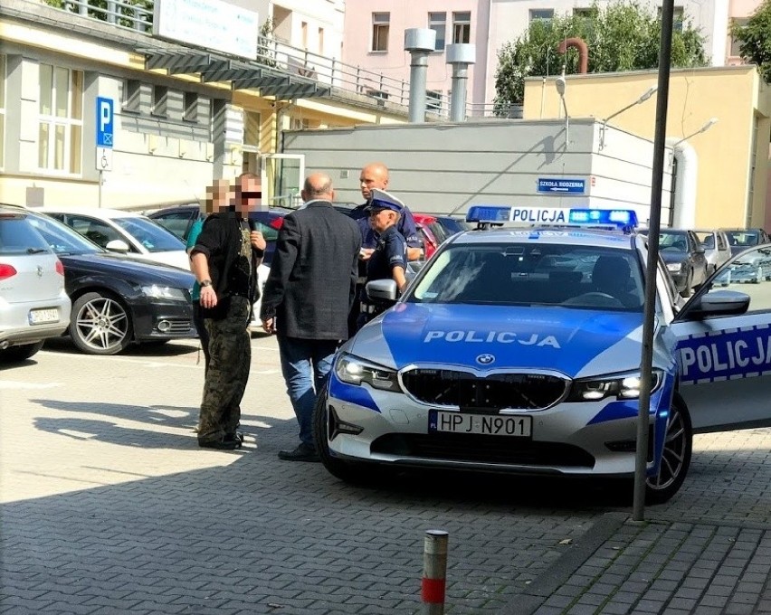 Samochód dostawczy oklejony drastycznymi zdjęciami odjechał...