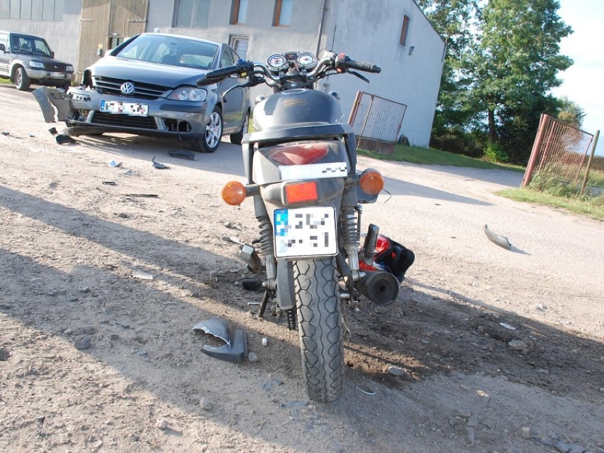 Wypadek w Koczale. Motorower uderzył w osobowego volkswagena. Kierowcy auta policjanci zatrzymali prawo jazdy