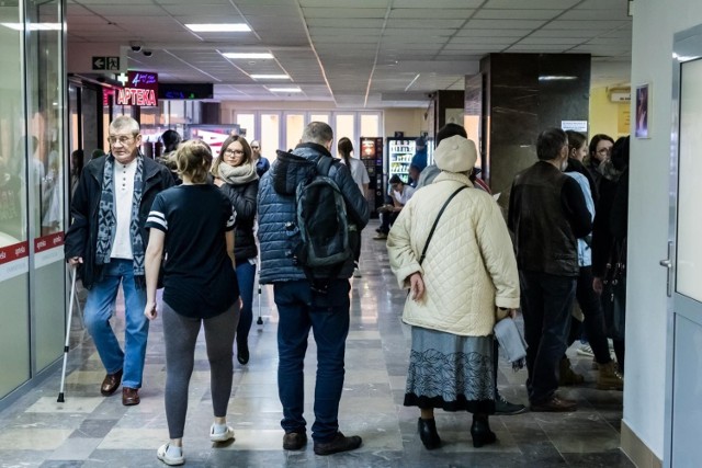 Na szpitalnych korytarzach w Bydgoszczy nie ma na razie fali pacjentów z grypą.