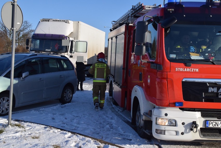 Gniezno. Wypadek dostawczaka i osobówki na ulicy Poznańskiej