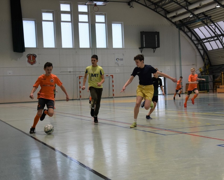 XI Zimowy Turniej Piłki Nożnej Dzikich Drużyn w Staszowie. Walczyły trzy drużyny (ZDJĘCIA)