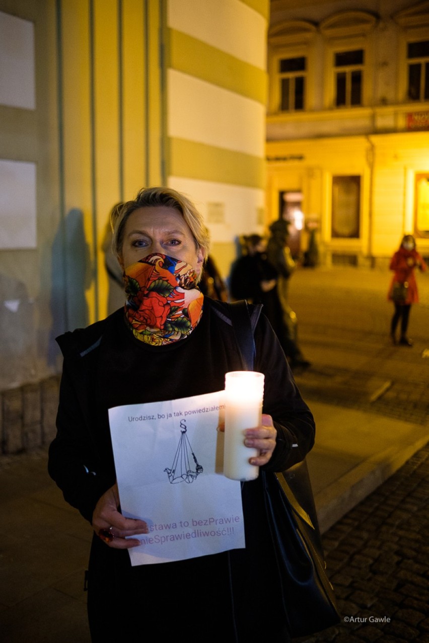 Drugi dzień protestu w Tarnowie przed biurem PiS po wyroku Trybunału Konstytucyjnego w sprawie aborcji [ZDJĘCIA]