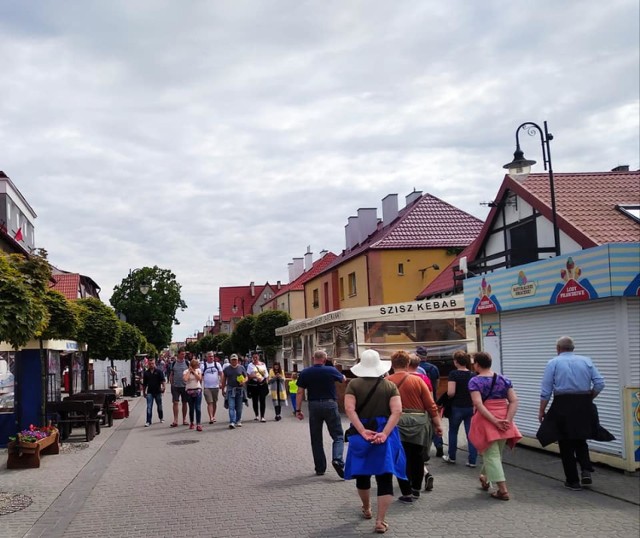 Czerwiec 2020 w Helu - na plaży i ulicach coraz więcej gości