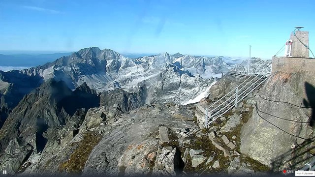 Łomnicki Szczyt w Tatrach Słowackich - ze szczytu widać ośnieżone górskie szczyty