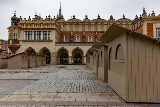 Na Rynku Głównym montowane są już stoiska jarmarku