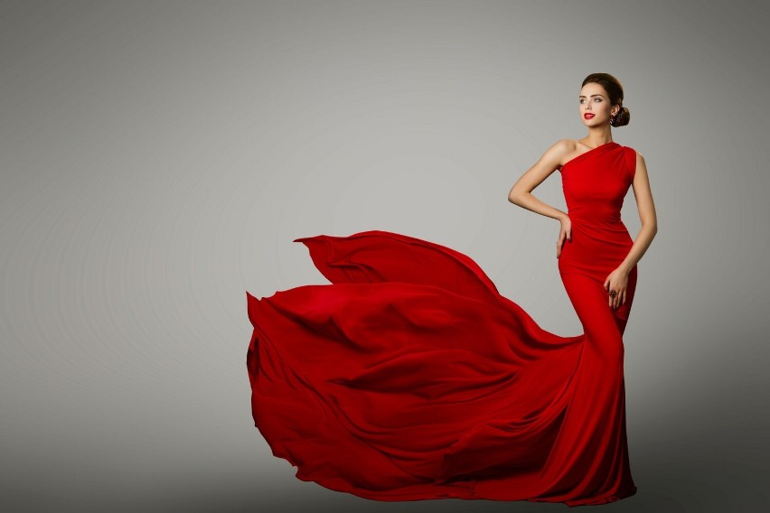 Czerwona suknia może być nadzwyczaj seksowna.