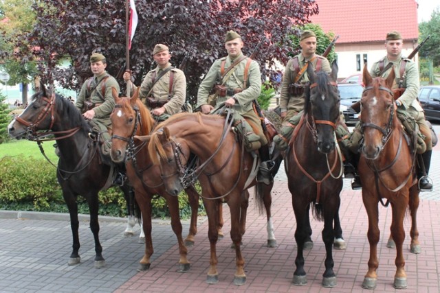 Ułani przed Urzędem Miejskim w Turku