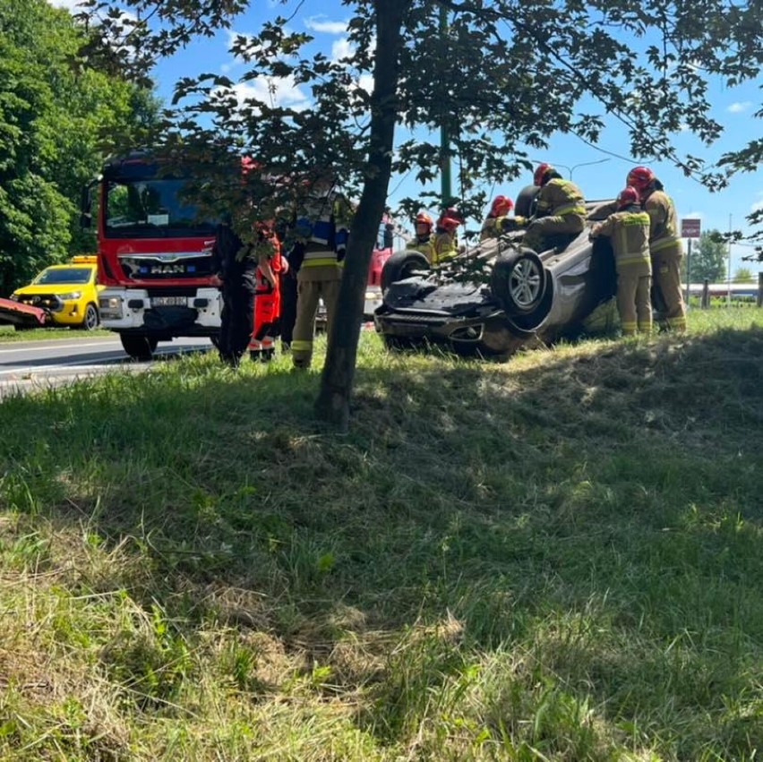 Wypadek w Dąbrowie Górniczej. Samochód dachował na DK 94 - zobacz ZDJECIA