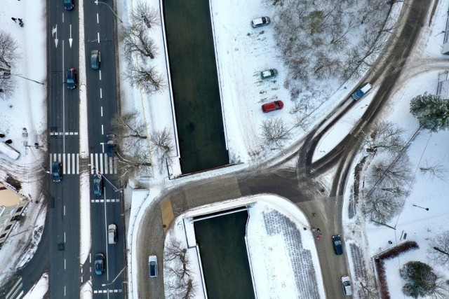 Park Oruński i jego okolice w zimowej szacie. Opady śniegu przyniósł nad Pomorze tzw. efekt morza.