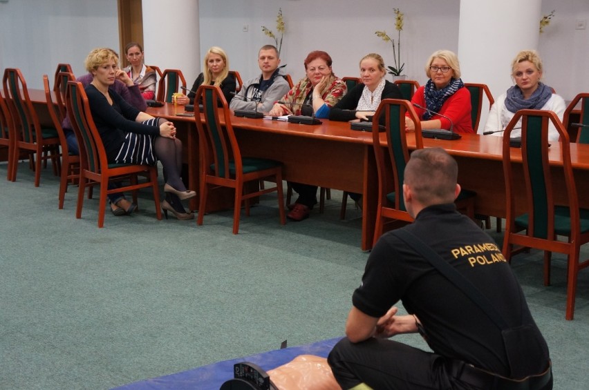 Urzędnicy z Olsztyna uczą się pierwszej pomocy przedmedycznej.