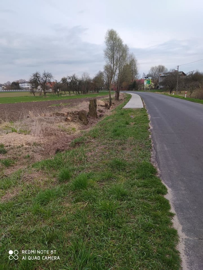 Chodnik w Pęczniewie. Inwestycja czeka na dokończenie, ludzie tracą cierpliwość. Co na to władze powiatu poddębickiego? (fot)