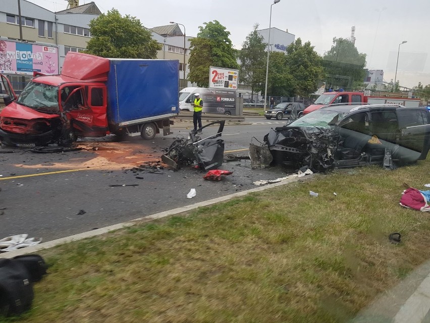 Wypadek na Gdańskiej. Wideo z wypadku: wjechał samochodem w ciężarówkę! [WIDEO] 