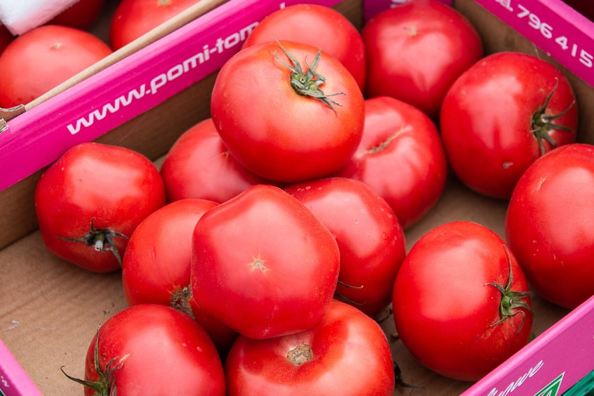 Pomidory w zależności od odmiany i stoiska kosztują od 4 do...