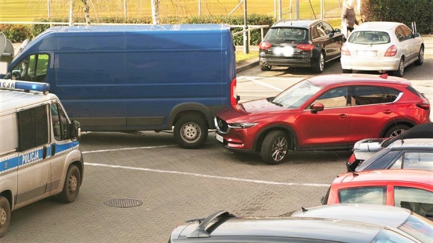 Stłuczka busa i auta osobowego na parkingu przy ZDK