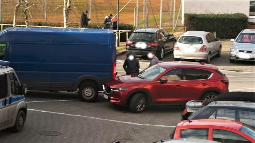 Stłuczka busa i auta osobowego na parkingu przy ZDK