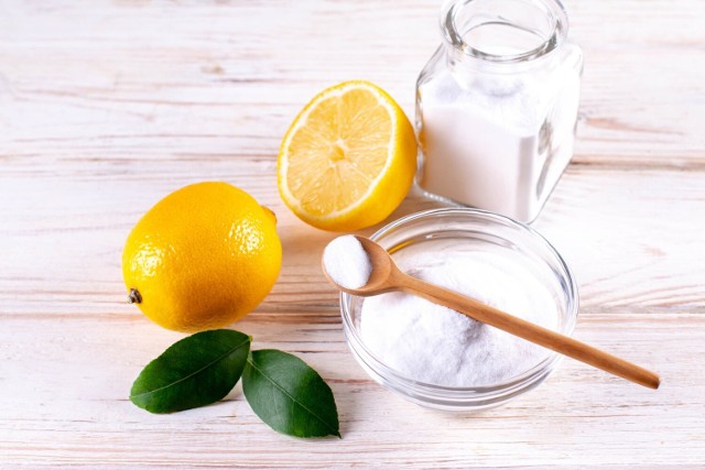 Soda oczyszczona ma szerokie zastosowanie nie tylko w gastronomi, ale również w pielęgnacji i medycynie. Sprawdź na kolejnych slajdach, w jaki sposób możesz użyć wodorowęglanu sodu.