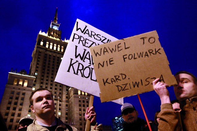 Do manifestantów w Krakowie dołączyli także przeciwnicy decyzji kard. Dziwisza w stolicy