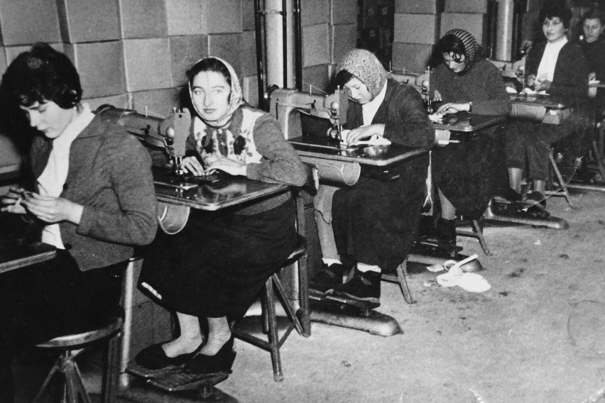 1957. Pierwsze pracownice zakładu. Od lewej Halina Spychała,...