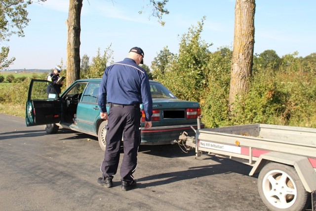 Tragedia wydarzyła się przed godziną 13 w gminie Sadki. Na trasie Broniewo - Dębionek osobowe volvo zderzyło się z rowerzystą.
