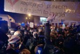 Łódź. Trzy śledztwa w sprawie ulicznych protestów w Łodzi. Prokuratura ustala, kto groził policjantowi śmiercią i spaleniem domu