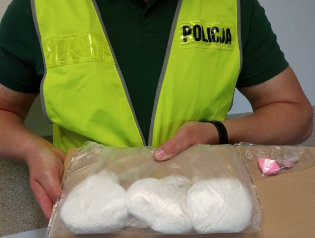 Zabezpieczone u 44-latka z gminy Lipno środki to ponad 200 sztuk tabletek MDMA, prawie 850 gramów amfetaminy i niemal 100 gramów marihuany. Z kolei rośliny okazały się być sadzonkami konopi