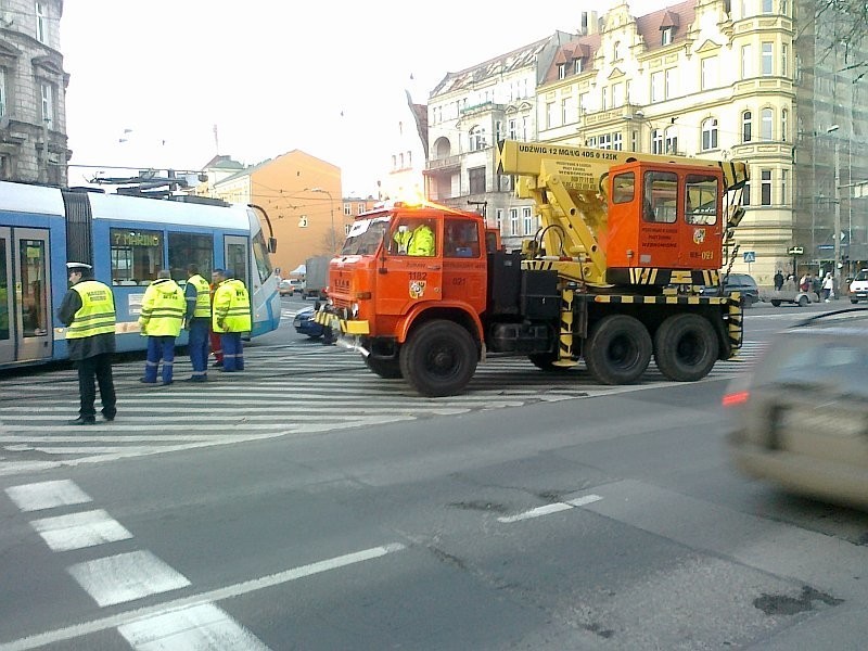 Wrocław: Tramwaj wypadł z torów na ul. Drobnera (ZDJĘCIA)