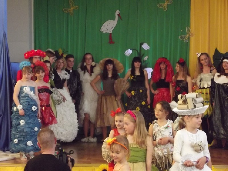 Maszewo: W Domu Kultury zorganizowano pokaz mody. Dziewczęta przebrały się za pory roku