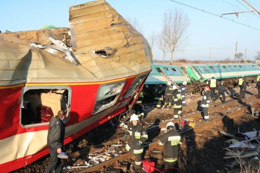 Katastrofa kolejowa na przejeździe w Polednia pochłonęła...