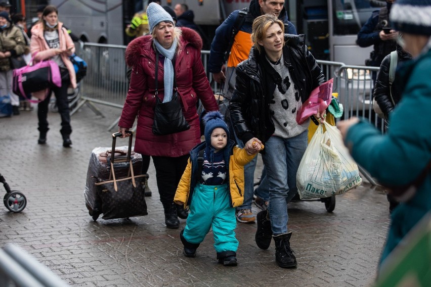 Mają plan tylko na najbliższy miesiąc. A co dalej? Nie wiedzą. Rozmawiamy z uchodźcami przed punktem recepcyjnym w Młynach koło Korczowej