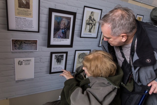 Od niedzieli, 14 listopada można oglądać wyjątkową wystawę fotograficzną - "Twarze Kamienicy". Została ona przygotowana przez poznaniaków mieszkających na oryginalnym podwórku kamienicy pomiędzy Alejami Marcinkowskiego a ulicą Kozią. Zbiory obejmują materiały z ostatnich 100 lat. W niedzielę odbył się też wernisaż w Pizzerii San Marzano na rogu ul. Koziej i Murnej.