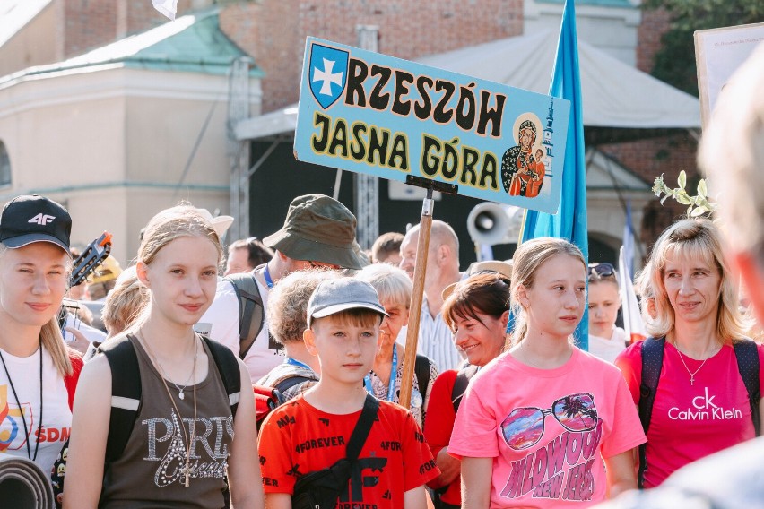 Pielgrzymi wyruszyli dzisiaj z Rzeszowa na Jasną Górę. Będą szli dziesięć dni [ZDJĘCIA]