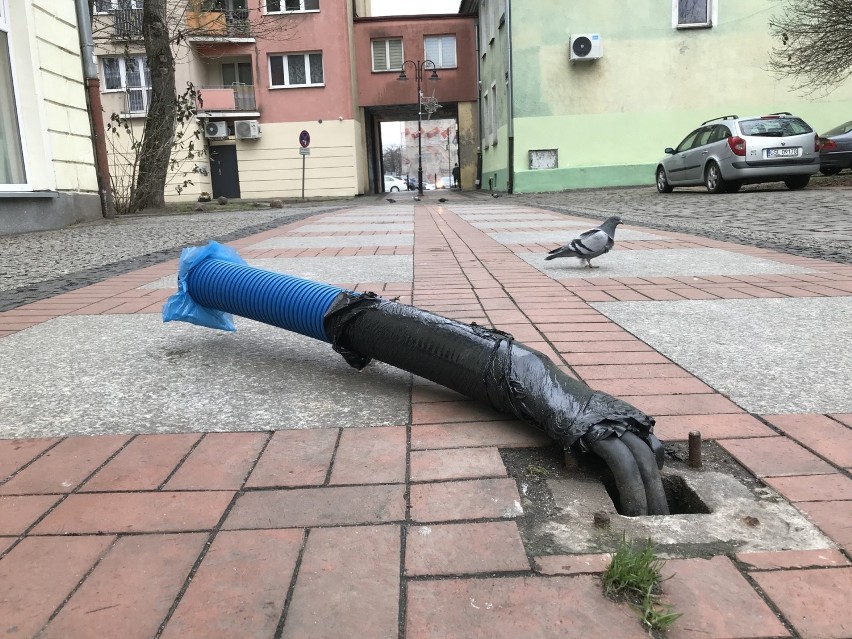 Na ulicy Bema w Słupsku od lat wystaje przewód