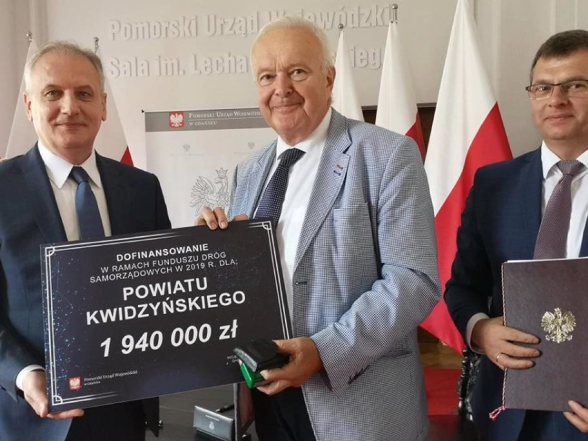 Powiat kwidzyński z dofinansowaniem na remont drogi z Korzeniewa do Pastwy. Starosta podpisał umowę [ZDJĘCIA]