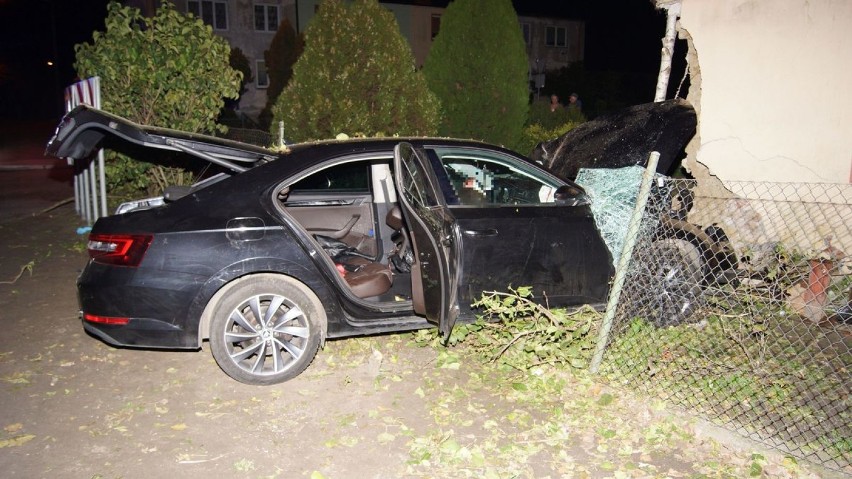 34-letni kierowca skody wjechał w budynek mieszkalny w powiecie aleksandrowskim [zdjęcia]