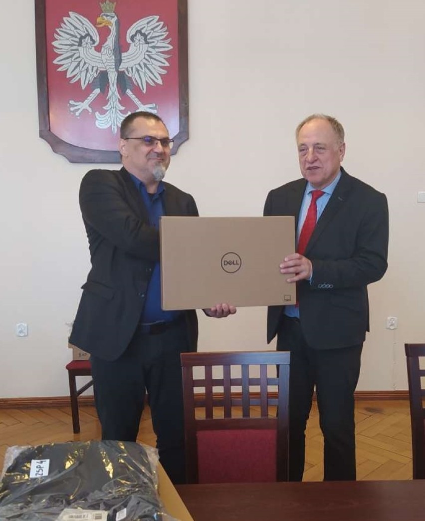 Malbork. Władze powiatu przekazały laptopy kupione z rządowego programu "Zdalna szkoła" 