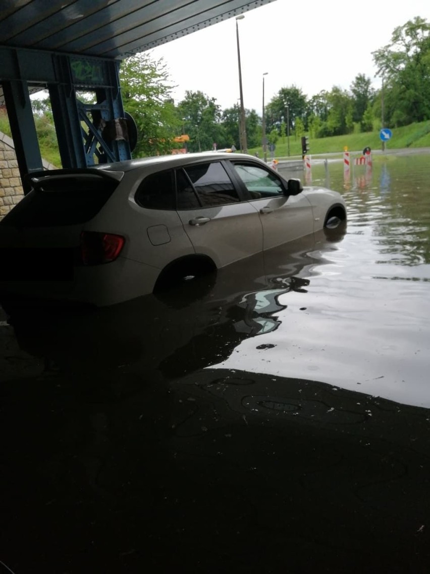 Dramatyczna sytuacja w Krakowie. Auto utknęło pod zalanym wiaduktem [ZDJĘCIA]