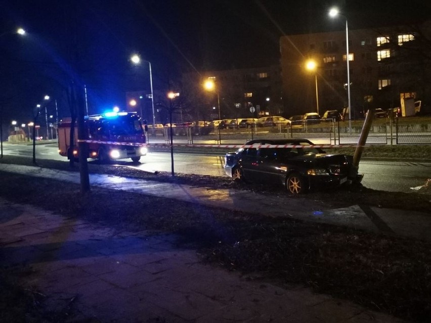 Częstochowa: Dwa wypadki na śliskiej drodze. Mercedes wjechał w latarnię, a toyota uderzyła w miejski autobus