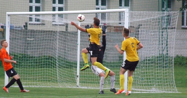 Tego gola Piotra Witonia sędziowie nie uznali MKS. Ostatecznie Trzebinia-Siersza pokonała na własnym boisku Wolanię Wola Rzędzińska 2:0 w pojedynku beniaminków III ligi piłkarskiej, w grupie małopolsko-świętokrzyskiej.