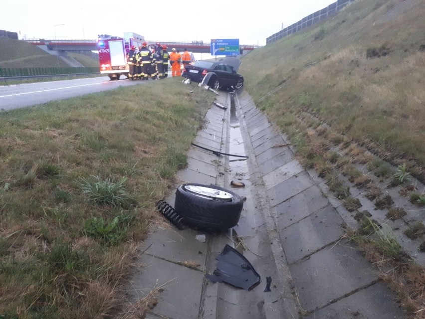 Wypadek na autostradzie A1! Mercedes wyleciał z drogi w okolicach zjazdu na Rybnik