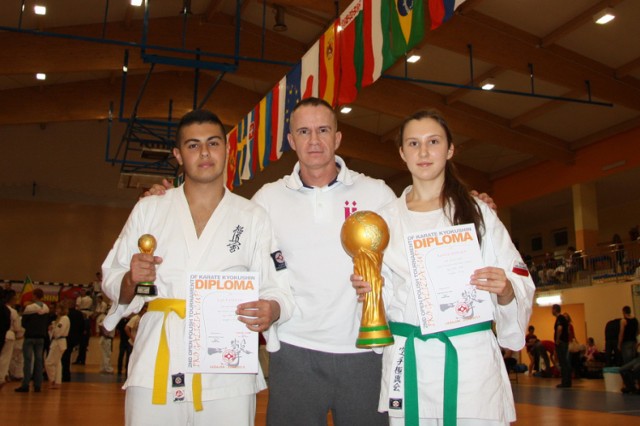 Od lewej: Eryk Kandarian, trener Jacek Stelmach, Kamila Stelmach