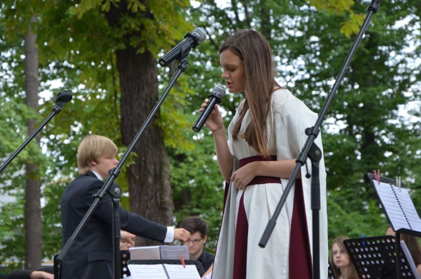 Kostiumowe widowisko muzyczne przygotowuje blisko 80....