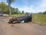 Iłowa. Uderzył w drzewo, a gdy strażacy chcieli mu udzielić pomocy, uciekł do lasu. Miał sądowy zakaz prowadzenia pojazdów.