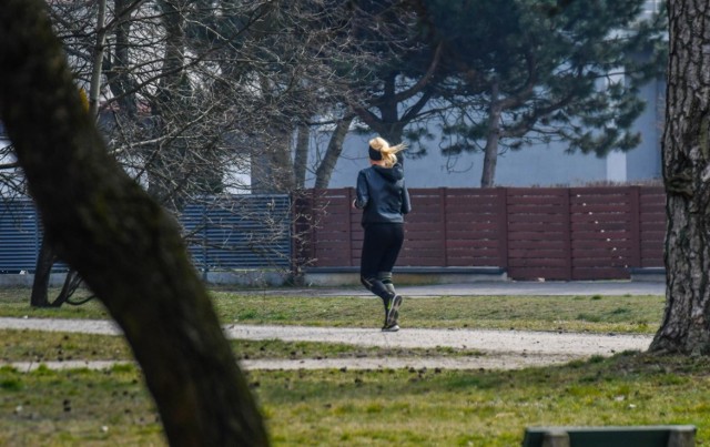 Jak poinformował minister zdrowia, wykluczone są wszelkie treningi na dotychczasowych zasadach. Wolno więc nam opuścić miejsce swojego zamieszkania, aby zaczerpnąć świeżego powietrza, ale zdecydowanie nie łączy się to z długimi treningami.