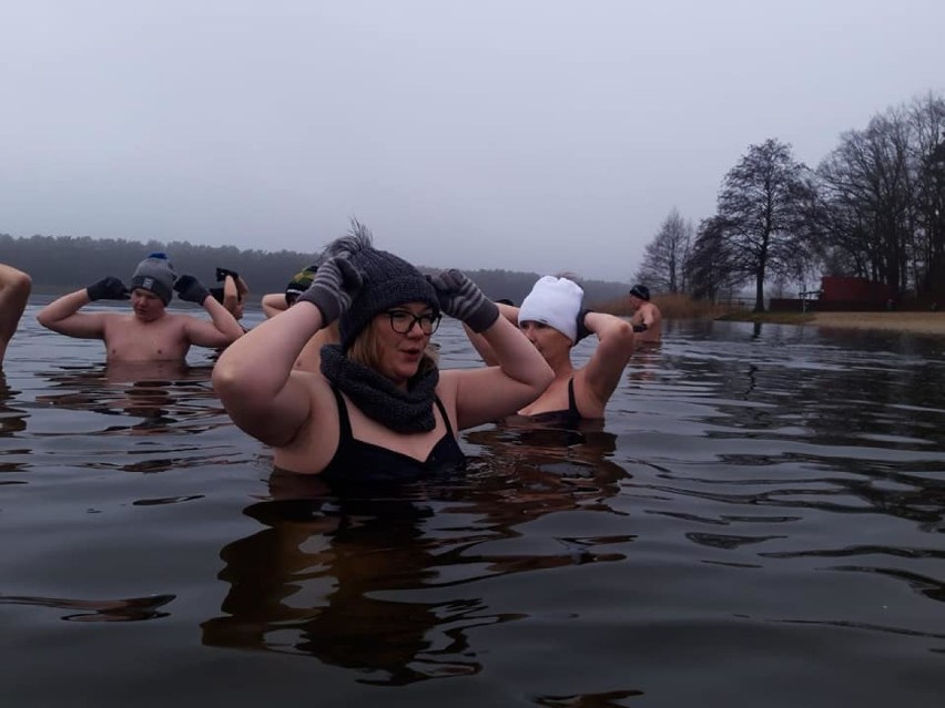 Wschowa. Udane spotkanie wschowskich morsów nad jeziorem w Lginiu [ZDJĘCIA] 