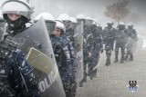 Policjanci z Wałbrzycha i Świdnicy ćwiczyli na stadionie na Białym Kamieniu, jak radzić sobie z zadymami kibiców